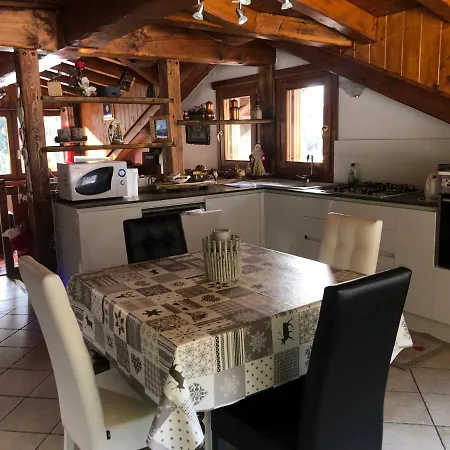 Mansarda Luminosa 아파트 라튈르